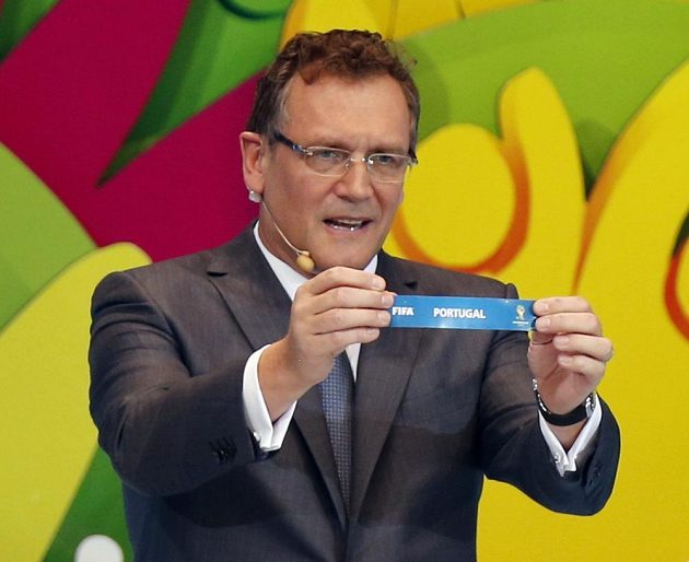 Sekretář FIFA Jerome Valcke drží cedulku s Portugalskem během losování mistrovství světa v Brazílii 2014.