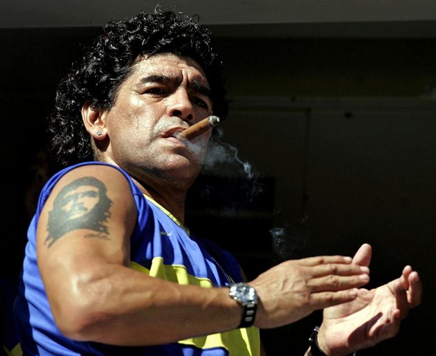 Legendární argentinský fotbalista Diego Maradona zemřel. Na archivním snímku si vychutnává cigaretu před zápasem v Buenos Aires.