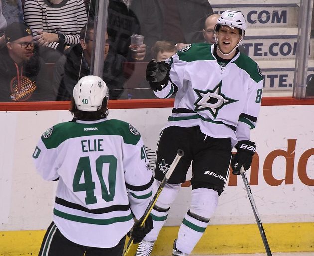 Český hokejista Aleš Hemský (vpravo) oslavuje gól Dallasu v utkání NHL proti Vancouveru Canucks. Dallas vyhrál 4:2.