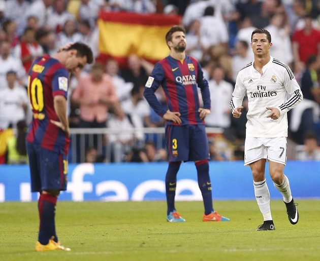 Zklamaní hráči Barcelony po inkasované třetí brance. Vlevo Lionel Messi, vzadu obránce Gerard Pigué. Přihlíží hvězda Realu Madrid Cristiano Ronaldo.