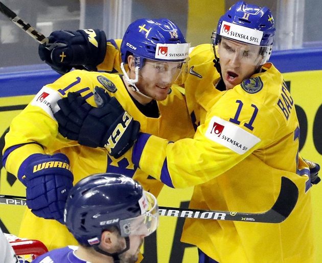 Švédové Gustav Nyquist (vlevo) a Mikael Backlund oslavují gól v utkání se Slovenskem.