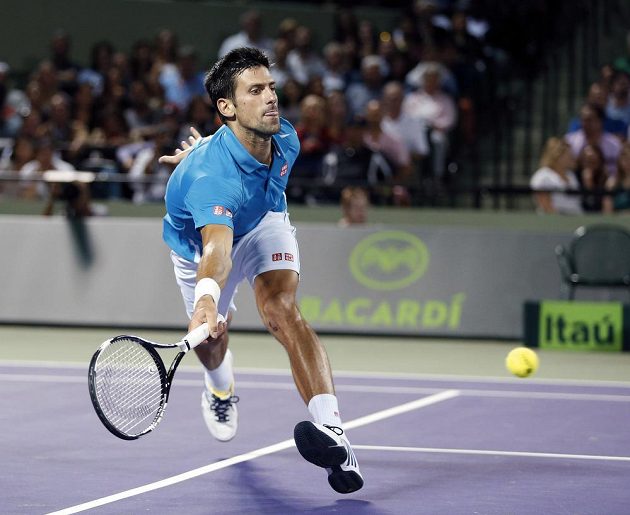 Srbský tenista Novak Djokovič dobíhá míček během čtvrtfinálového zápasu s Tomášem Berdychem na turnaji v Miami.