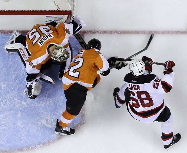 Útočník New Jersey Devils Jaromír Jágr (68) střílí gól brankáři Flyers Stevemu Masonovi (35).