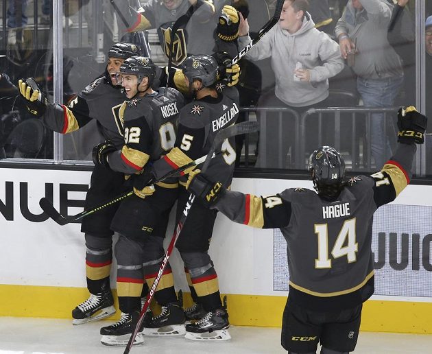 Hokejisté Vegas Golden Knights slaví gól. Na snímku je i český hráč Tomáš Nosek (92).
