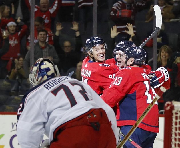 Hokejisté Washingtonu oslavují Carlsonův gól do sítě brankáře Columbusu Bobrovského. Zleva John Carlson (74), Jevgenij Kuzněcov (92) a Jakub Vrána (13).