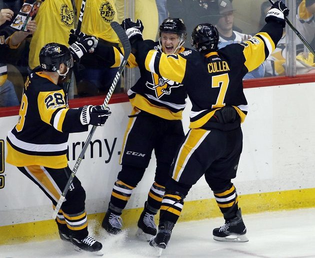 Radost Pittsburghu Penguins. Jake Guentzel slaví se spoluhráči gól v síti Nashvillu v úvodním finále Stanley Cupu. Tučňáci vyhráli 5:3.