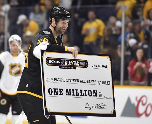 Nejužitečnější hráč Utkání hvězd John Scott se šekem na milión dolarů pro vítězný tým.