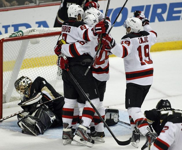 Hokejisté New Jersey se radují z vyrovnávacího gólu proti Anaheimu. Zleva Dainius Zubrus, Patrik Eliáš, Jaromír Jágr a Travis Zajac.