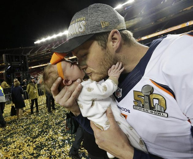 Jeden z denverských vítězů Britton Colquitt s dcerkou Islou po finále NFL, v němž jeho tým zdolal Carolinu.