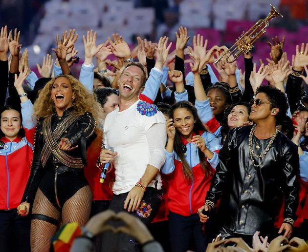 Zpěvačka Beyonce, Chris Martin (uprostřed) a Bruno Mars při přestávkové show během finále ligy amerického fotbalu NFL.