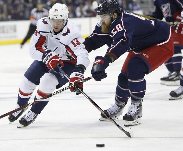 Český hokejista Jakub Vrána v dresu Washingtonu Capitals mohl slavit postup do 2. kola play off NHL. Washington vyhrál sérii s Columbusem 4:2 na zápasy. Na snímku Vrána bojuje s Davidem Savardem.