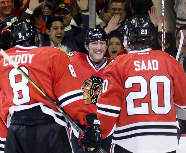 Slovák Marián Hossa (uprostřed) se raduje z trefy do sítě Minnesoty během prvního duelu série druhého kola play off.