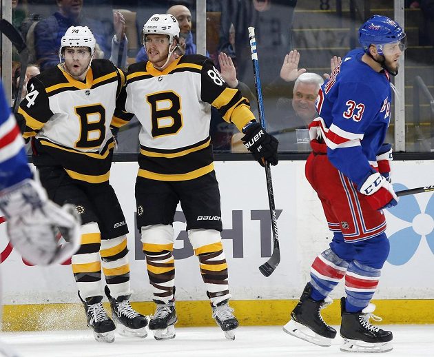 Oslava gólu v podání hokejového dua z Bostonu. Trefu do sítě Rangers slaví David Pastrňák (88) a Jake DeBrusk (74).
