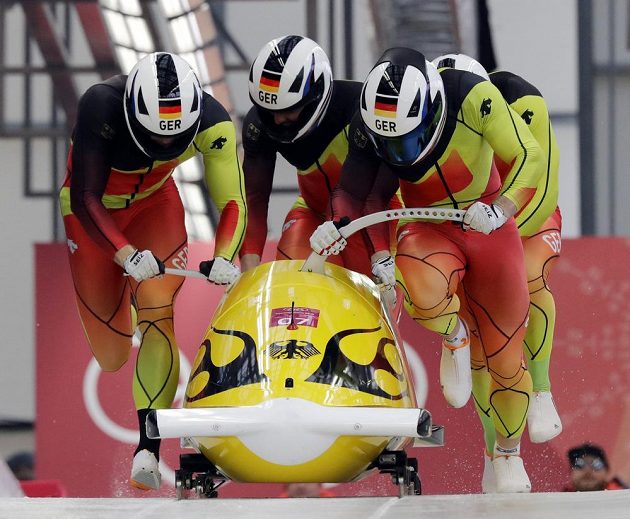 Německý čtyřbob ve složení Francesco Friedrich, Candy Bauer, Martin Grothkopp a Thorsten Margis je po třetích jízdách v čele olympijské souttěže.