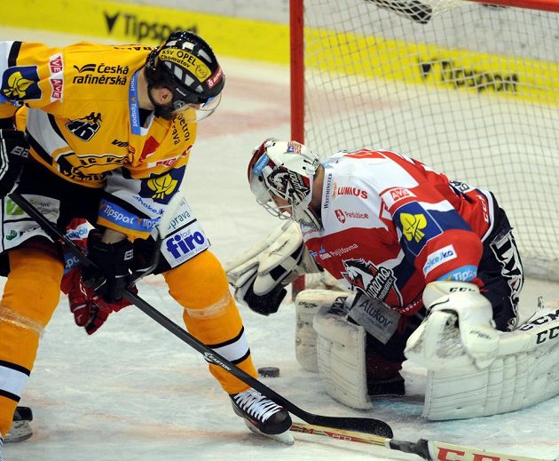 Litvínovský Lukáš Vantuch před brankářem Pardubic Brandonem Maxwellem v utkání 36. kola extraligy.