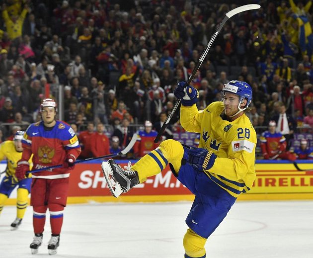 Švédský útočník Elias Lindholm slaví poté, co v zahajovacím utkání MS vstřelil gól do sítě Ruska.