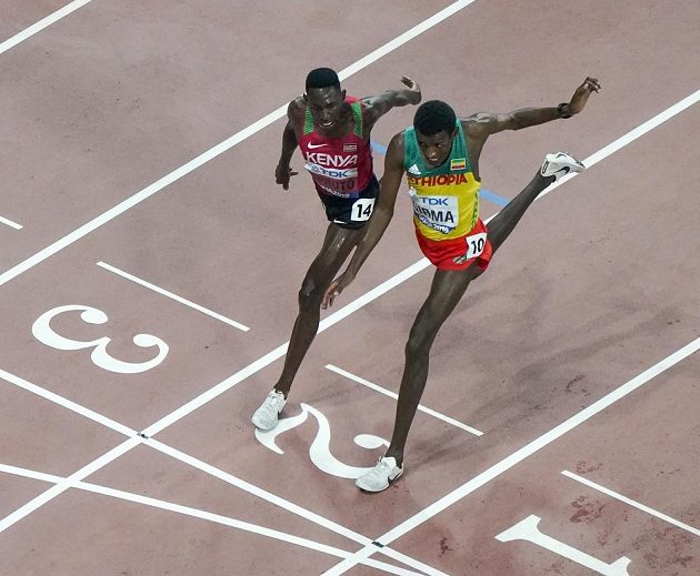 Těsný doběh. Keňan Conseslus Kipruto obhájil zlato v běhu na 3000 m překážek, vyhrál o pouhou setinu sekundy před Lamechou Girmou z Etiopie.