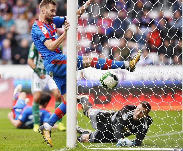 Milan Havel z Viktorie Plzeň zvyšuje na 2:1, u tyče míč kontroluje Radim Řezník.