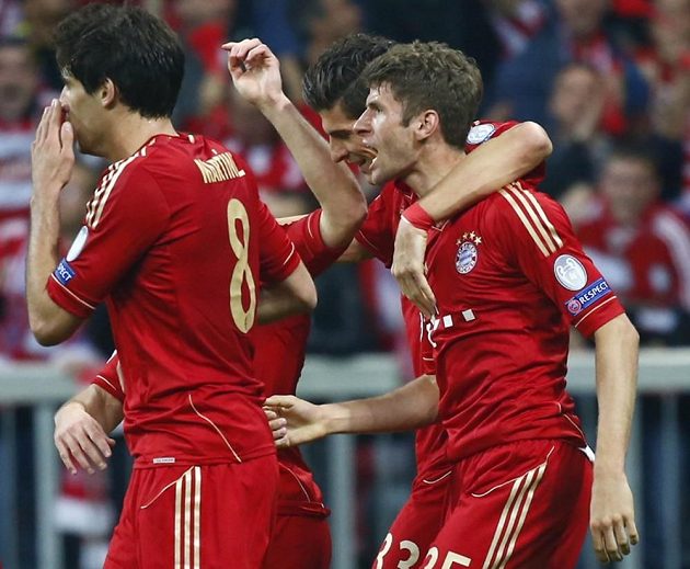 Thomas Müller (zcela vpravo) se raduje se spoluhráči z gólu proti Barceloně.