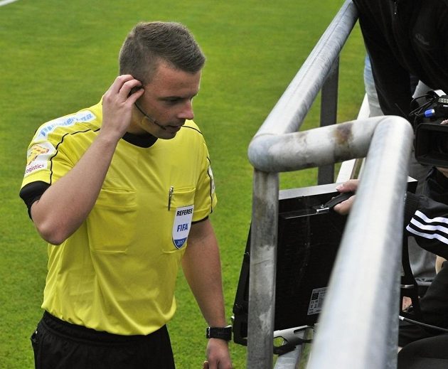 Sudí Pavel Orel na monitoru kontroluje, zda odpískal správně penaltu, a následně ji odvolává.