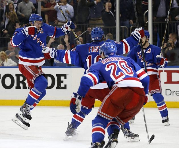 McDonagh (vlevo) skáče radostí po svém vítězném gólu v prodloužení proti Washingtonu.