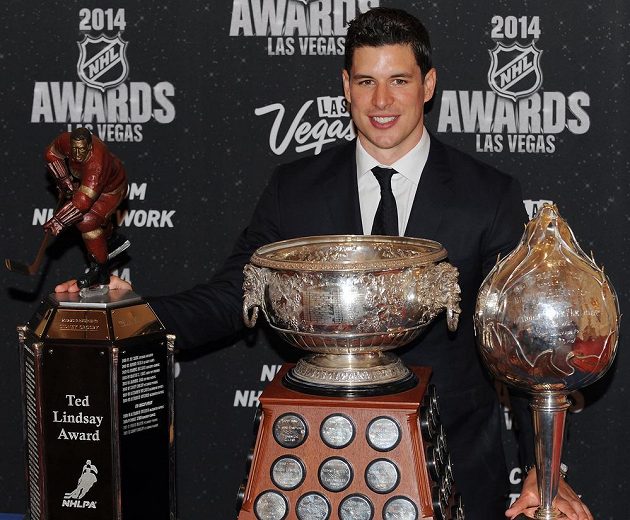 Kapitán Pittsburghu Sidney Crosby posbíral tři trofeje - zleva Ted Lindsay Award, Art Ross Trophy a Hart Trophy.