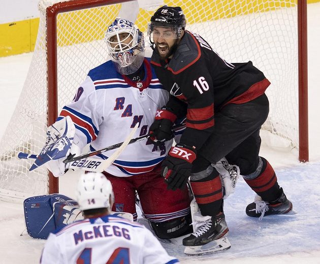 Brankář New Yorku Rangers Henrik Lundqvist (30) inkasoval gól a útočník Caroliny Hurricanes Vincent Trocheck (16) slaví.