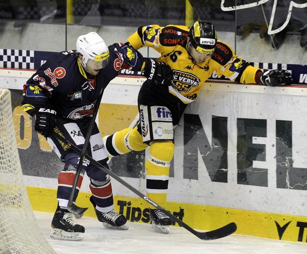 Vlevo Roman Prošek z Chomutova, vpravo litvínovský Peter Jánský v utkání 43. kola hokejové extraligy.