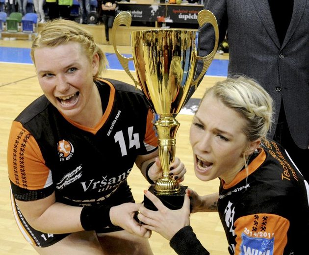 Pohár pro vítězky finále přebíraly mostecké hráčky Petra Vítková (vlevo) a Lucia Súkenníková.