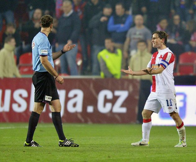 Záložník Slavie Karol Kisel (vpravo) a hlavní rozhodčí Libor Kovařík krátce poté, co byl Kisel vyloučen.
