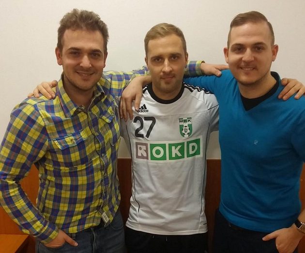 Estonec Sander Puri (uprostřed), nová posila Karviné, a spolu s ním jeho agenti David (vlevo) a Filip Zíkovi.