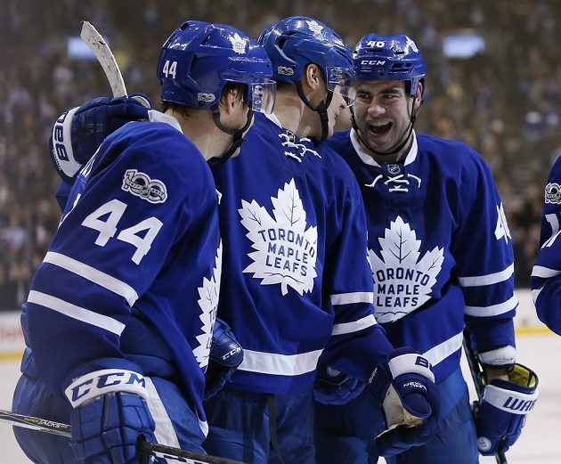 Radost v podání hokejistů Toronta po gólu do sítě Bostonu v utkání NHL. Na ledě slaví i český obránce Roman Polák (46).