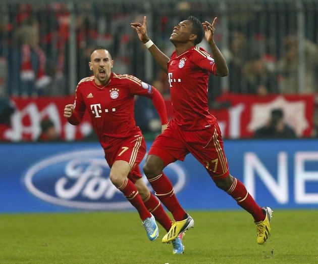 David Alaba (vpravo) z Bayernu Mnichov slaví se spoluhráčem Franckem Ribérym svoji trefu do sítě Juventusu Turín.