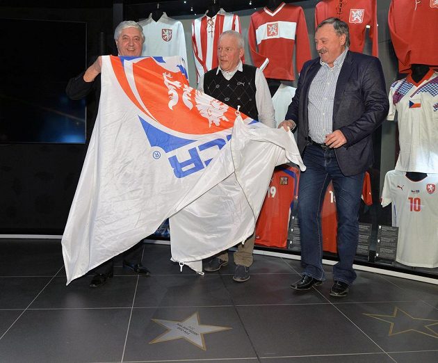 Zleva bývalí fotbalisté Karol Dobiaš, Ivo Viktor a Antonín Panenka odhalují hvězdu mistrům Evropy z Bělehradu, týmu, který byl uveden 22. března v Praze do Síně slávy FAČR.