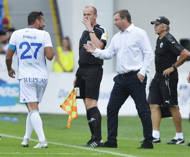 Milan Baroš z Baníku Ostrava (vlevo) v diskusi s trenérem Viktorie Plzeň Pavlem Vrbou.