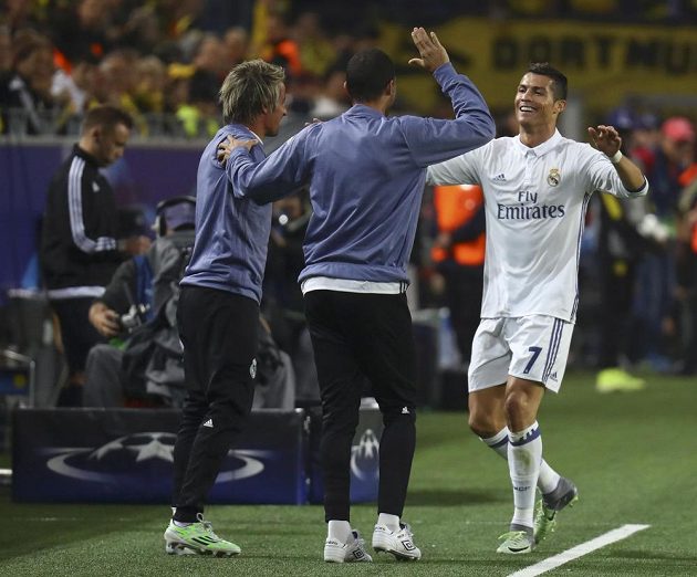 Cristiano Ronaldo z Realu po vedoucím gólu proti Dortmundu spěchal k lavičce.