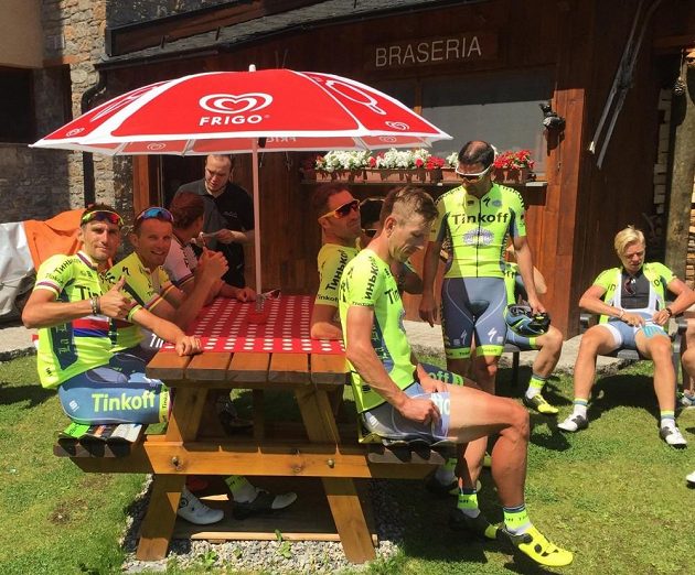 Roman Kreuziger (vlevo) během volného dne Tour de France s kolegy na kávě.