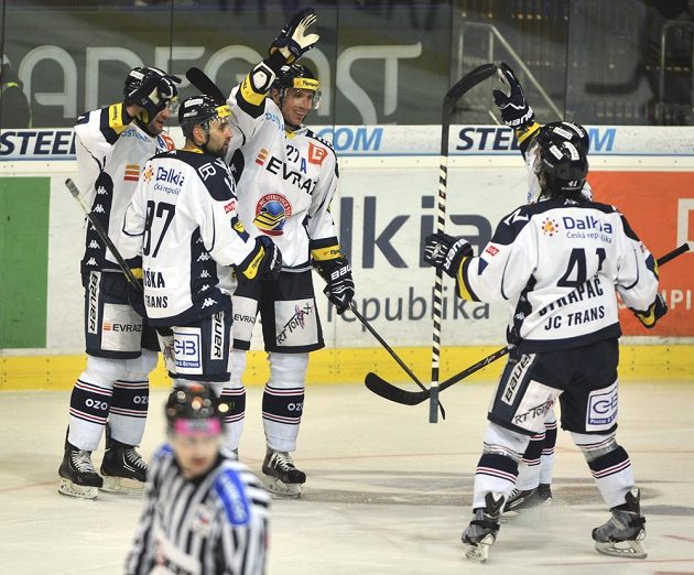Hokejisté Vítkovic slaví gól proti Litvínovu v utkání 51. kolo Tipsport extraligy.
