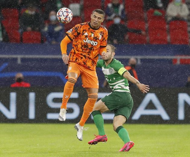 Hvězda Juventusu Cristiano Ronaldo ve výskoku v utkání Ligy mistrů s Ferencvárosem.