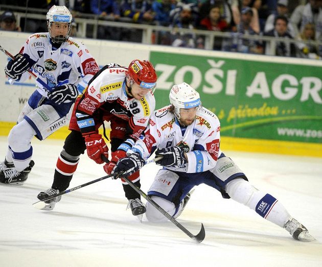 Zleva vpředu Radovan Pavlík z Hradce Králové a Hynek Zohorna z Brna v souboji během šestého semifinále play off hokejové extraligy.