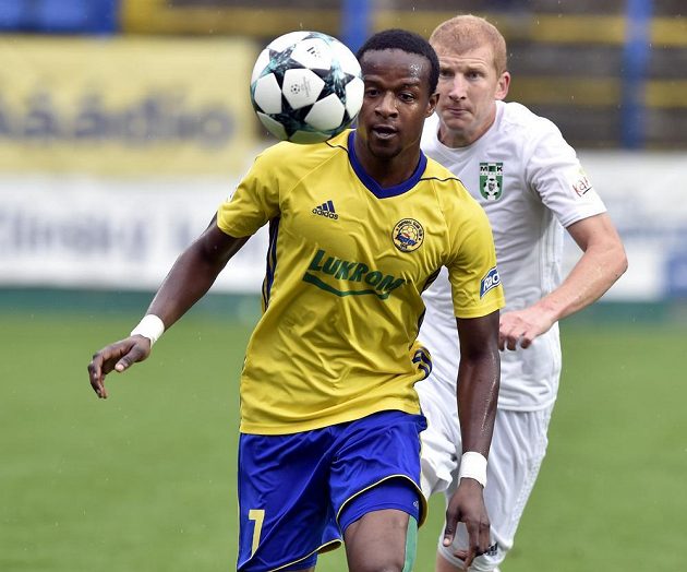 Zleva Dame Diop ze Zlína a Jan Šisler z Karviné v duelu čtvrtého kola fotbalové HET ligy.