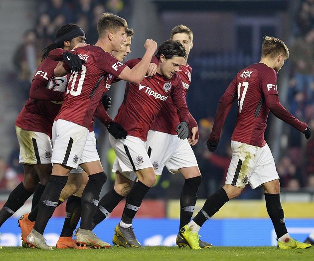 Hráči Sparty se radují z prvního gólu.