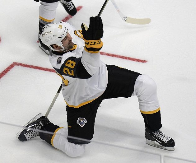 Útočník Pacifické divize John Scott oslavuje svoji trefu v semifinále All Star Game v Nashvillu.