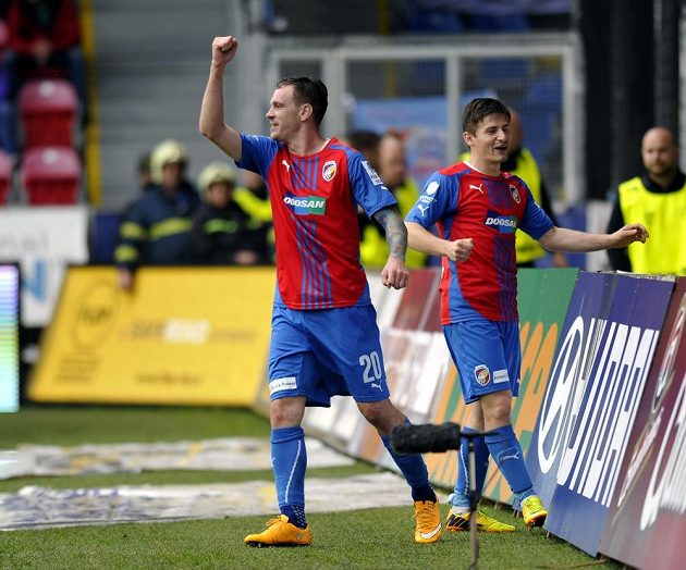 Střelec Ondřej Vaněk (vlevo) a jeho spoluhráč Václav Pilař se radují z druhého plzeňského gólu proti Baníku Ostrava.