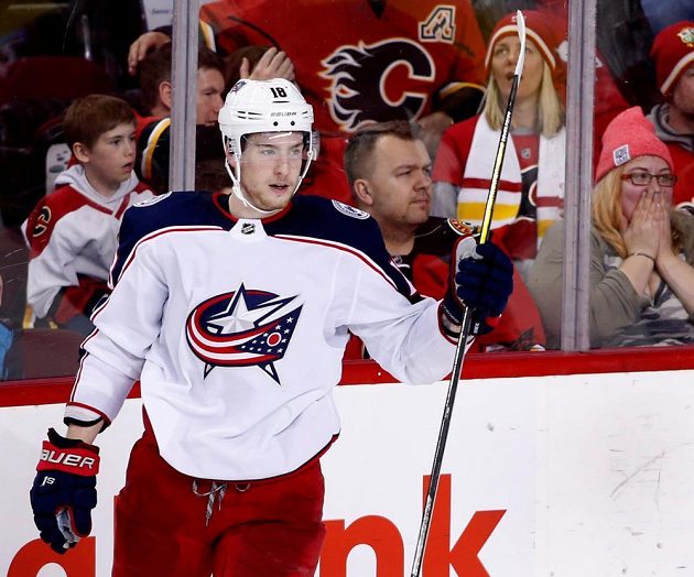 Pierre-Luc Dubois z Columbusu oslavuje jeden ze svých tří gólů zápase s Calgary.