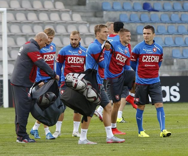 Čeští fotbalisté na tréninku v Rize