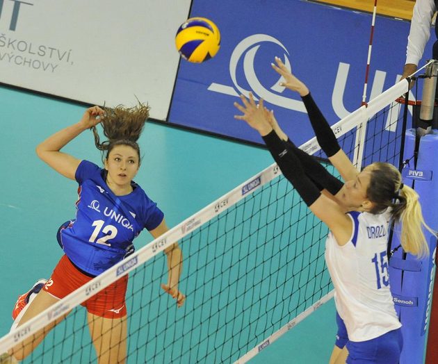 Michaela Mlejnková z ČR a Daria Drozdová z Ukrajiny v akci během utkání Evropské ligy volejbalistek.