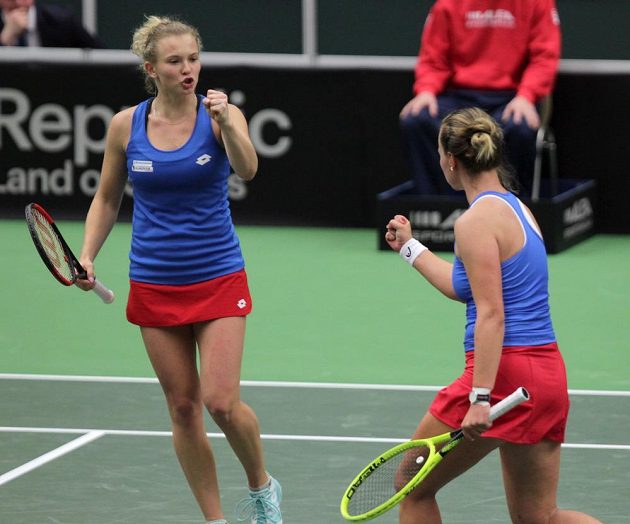 Kateřina Siniaková (vlevo) a Barbora Krejčíková při rozhodující čtyřhře v utkání s Rumunskem.