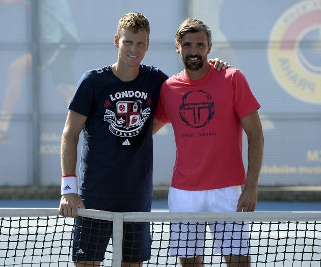 Český tenista Tomáš Berdych (vlevo) se svým novým trenérem, wimbledonským vítězem z roku 2001, Goranem Ivaniševičem.