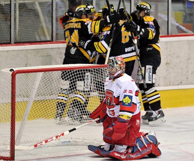 Utkání 6. kola hokejové extraligy Mountfield Hradec Králové - HC Verva Litvínov 27. září v Hradci Králové. Hradecký brankář Pavel Kantor po inkasovaném gólu.